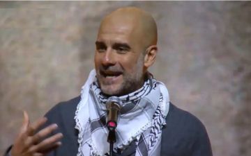 غوارديولا بالكوفية الفلسطينية.. يهاجم الصمت العالمي ويدعم فلسطين علنا (فيديو)