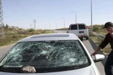 مستوطنون يهاجمون مركبات المواطنين جنوبي نابلس مستوطنون يهاجمون مركبات المواطنين جنوبي نابلس