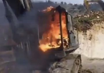 مستعمرون يحرقون 3 جرافات ومركبة ومعدات في عوريف جنوب نابلس مستعمرون يحرقون 3 جرافات ومركبة ومعدات في عوريف جنوب نابلس