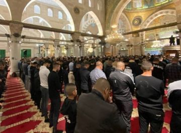 الآلاف يحيون الفجر في المسجدين الأقصى والإبراهيمي ومساجد الضفة