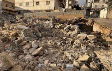 قوات الاحتلال تهدم منزل عائلة الشهيد عمران الأطرش في الخليل