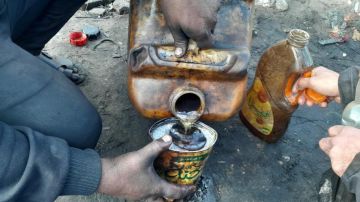 محروقات من نايلون وبلاستيك.. حين تصنع غزة الوقود لتسير الحياة