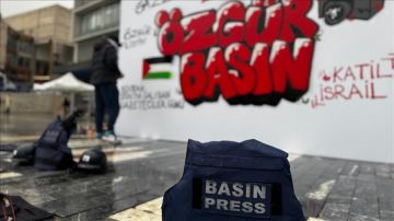 صحفيون أتراك يرسمون جدارية إحياء لذكرى زملائهم الشهداء في غزة