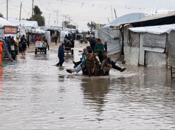 بالصور غرق خيام النازحين في غزة جرا تساقط الأمطار