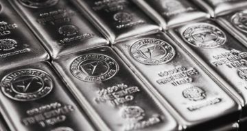 الفضة تتجاوز 100 دولار لأول مرة في تاريخها