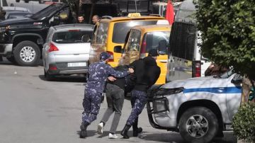 الضفة تحت قبضة الاعتقالات السياسية.. السلطة تواجه أزماتها بالتغول على الشارع الضفة تحت قبضة الاعتقالات السياسية.. السلطة تواجه أزماتها بالتغول على الشارع