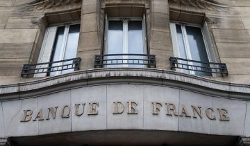 حاكم بنك فرنسا يحذر من اختناق مالي جراء عجز الموازنة حاكم بنك فرنسا يحذر من اختناق مالي جراء عجز الموازنة