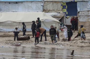 شتاء قاتل في غزة خيام النازحين تغرق تحت المطر والبرد القارس