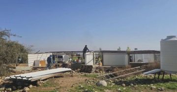 17 عائلة تفكك مساكنها في شلال العوجا بأريحا تحت ضغط المستوطنين