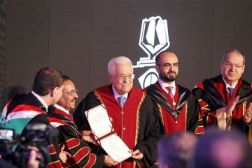الجامعة العربية الأمريكية تمنح الرئيس محمود عباس الدكتوراه الفخرية في العلوم الإنسانية تقديرا لمسيرته الوطنية وإسهاماته الفكرية الجامعة العربية الأمريكية تمنح الرئيس محمود عباس الدكتوراه الفخرية في العلوم الإنسانية تقديرا لمسيرته الوطنية وإسهاماته الفكرية
