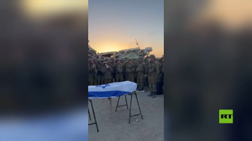 جنود إسرائيليون يؤدون التحية العسكرية لجثمان آخر أسير إسرائيلي في قطاع غزة