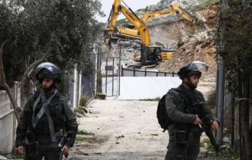 بالفيديو الاحتلال يهدم منزل الشهيد عمران الأطرش في الخليل