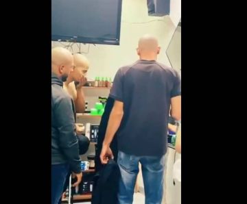 شبان في مخيم شعفاط يحلقون شعر رؤوسهم لإرباك الاحتلال والتغطية على شاب مطارد شبان في مخيم شعفاط يحلقون شعر رؤوسهم لإرباك الاحتلال والتغطية على شاب مطارد