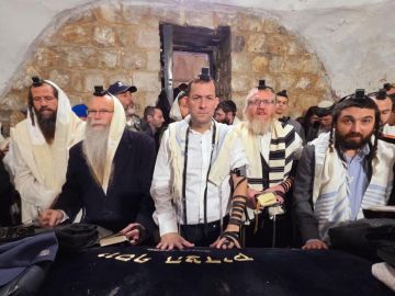 بالفيديو بينهم عضو كنيست.. مستوطنون يقتحمون قبر يوسف في نابلس بالفيديو بينهم عضو كنيست.. مستوطنون يقتحمون قبر يوسف في نابلس