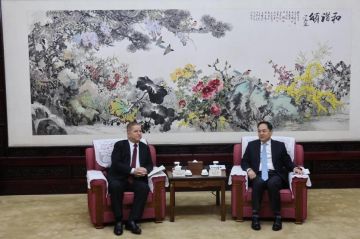 السفير عواد يبحث سبل التعاون مع رئيس جمعية الصداقة الصينية