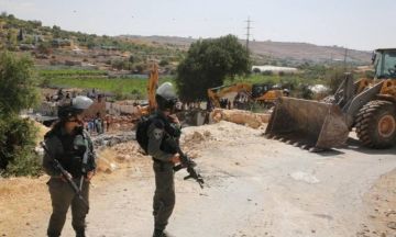 قوات الاحتلال تفتش منازل فلسطينيين في الرأس الأحمر