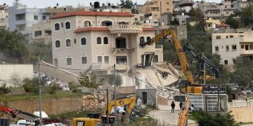 بالفيديو والصور الاحتلال يهدم منزلا غربي رام الله