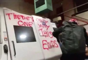 ناشطون مؤيدون لفلسطين يقتحمون منشأة لشركة طيران بريطانية احتجاجا على توريد أسلحة لإسرائيل ناشطون مؤيدون لفلسطين يقتحمون منشأة لشركة طيران بريطانية احتجاجا على توريد أسلحة لإسرائيل