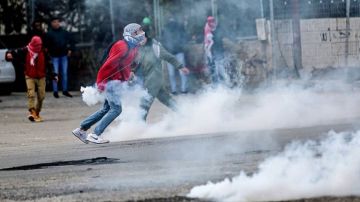 إصابات بالرصاص المطاطي والاختناق إثر مواجهات في قرية المغير إصابات بالرصاص المطاطي والاختناق إثر مواجهات في قرية المغير