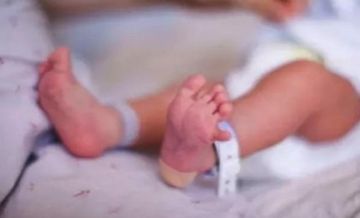 بالصور: برد الشتاء يختطف رضيع - مأساة جديدة في خيام النازحين بمواصي خان يونس