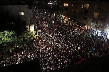 الآلاف يشاركون في مسيرة ضد الجريمة وتواطؤ الشرطة الإسرائيلية بتل أبيب