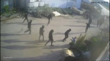 ضربوا شيخا أصما بالهراوات إرهاب المستوطنين بلا أقنعة وعلى مرأى العالم