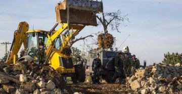 الاحتلال يقتلع مئات الأشجار وإخطار 20 منزلا جنوب بيت لحم الاحتلال يقتلع مئات الأشجار وإخطار 20 منزلا جنوب بيت لحم