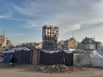 تحت ظل برج آيل للسقوط.. موت مؤجل يداهم النازحين بساحة الجندي المجهول تحت ظل برج آيل للسقوط.. موت مؤجل يداهم النازحين بساحة الجندي المجهول