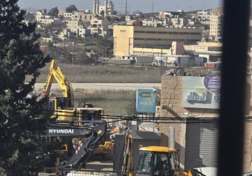 الاحتلال يهدم محال ومنشآت تجارية بمحيط مخيم قلنديا شمال القدس المحتلة