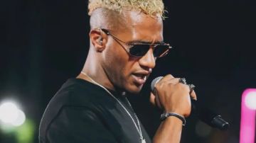 محمد رمضان يثير الجدل مجددا بخلع حذائه على المسرح أمام الجمهور