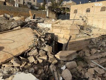 قوات الاحتلال تهدم منزل الأطرش في الخليل منفذ عملية غوش عتصيون 