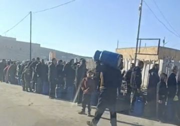 طوابير أمام محطة لتعبئة الغاز في الخليل بسبب شح الإمدادات