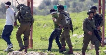 قوات الاحتلال تعتقل مواطنا وتحتجز آخرين جنوب الخليل