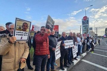 كفر ياسيف: إغلاق شارع 70 تنديدا باستفحال الجريمة وتواطؤ الشرطة واعتقال رئيس المجلس السابق