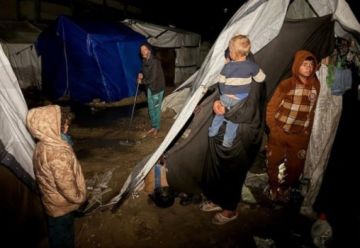 مع كل منخفض جوي.. خيام النازحين في غزة تغرق بالأمطار وشهداء بقصف للاحتلال