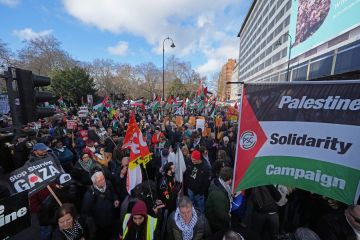 مسيرة حاشدة في بريطانيا تطالب بوقف تسليح إسرائيل وتتهم ستارمر بالتواطؤ في الإبادة بغزة.. (فيديو) 