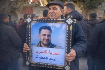 طبيب تحت القيد وأطفاله ينتظرون.. حكاية اعتقال أحمد الكحلوت