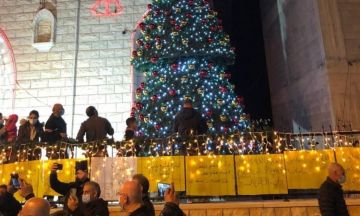 بعد حرق شجرتي الميلاد في سخنين.. إضاءة الشجرتين من جديد واستمرار احتفالات عيد الميلاد