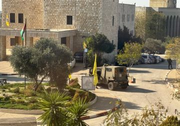 الاحتلال يقتحم جامعة بيرزيت ويطلق الرصاص الحي وقنابل الغاز الاحتلال يقتحم جامعة بيرزيت ويطلق الرصاص الحي وقنابل الغاز