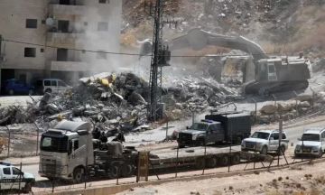 بالفيديو والصور الاحتلال يخطر بهدم منشآت فلسطينية خلال عدوانه المتواصل في قلنديا