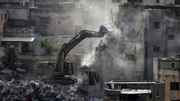 الاحتلال يواصل هدم منازل المواطنين في مخيم نور شمس الاحتلال يواصل هدم منازل المواطنين في مخيم نور شمس