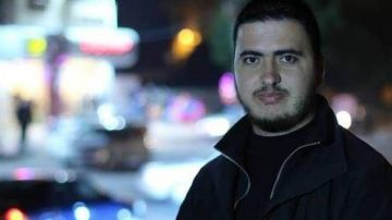 تقرير محمود هنية.. صحفي فقد عائلته ولم يفقد قضيته