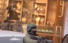 شاهد.. سطو مسلح على محل مجوهرات في الخليل ينفذه مرتدو زي الجيش الإسرائيلي