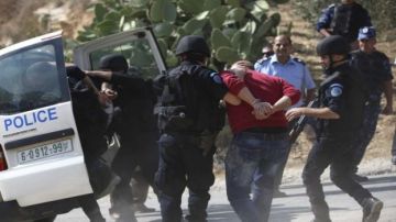 الشرطة تعلن القبض على مجموعة من المطلوبين الخطرين وإصابة أحدهم في نابلس الشرطة تعلن القبض على مجموعة من المطلوبين الخطرين وإصابة أحدهم في نابلس