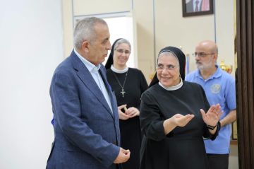 وزير الثقافة يزور مدرسة راهبات الوردية في العقبة