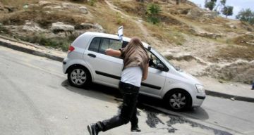 3 إصابات جراء انقلاب مركبة عقب مهاجمتها من مستوطنين في سلفيت