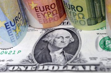 الدولار يسجل أعلى مستوى في 17 شهرا أمام اليورو