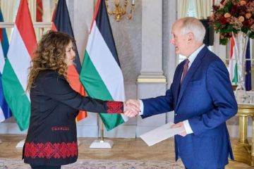 سفيرة دولة فسطين لدى المجر تقدم أوراق اعتمادها إلى الرئيس المجري سفيرة دولة فسطين لدى المجر تقدم أوراق اعتمادها إلى الرئيس المجري