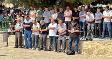 بالصور  عشرات الآلاف يؤدون صلاة الجمعة في الأقصى رغم إجراءات الاحتلال