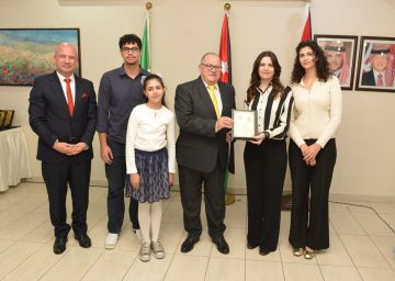 نادي جامعة البترا يكرم أكاديميين وروادا في حفله السنوي لأسرة الجامعة نادي جامعة البترا يكرم أكاديميين وروادا في حفله السنوي لأسرة الجامعة
